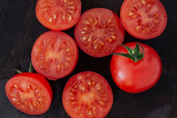 Des tomates coupées