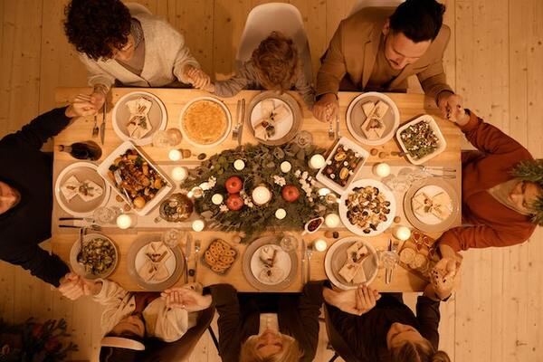 Plusieurs personnes fêtent Noël autour d'une table