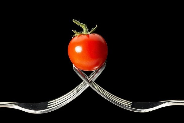 une tomate entre deux fourchettes