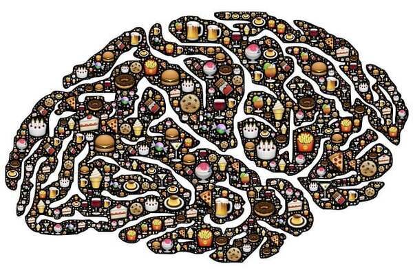 Un cerveau stylisé où apparraissent des dizaines d'aliments transformés, trop sucrés, trop gras propres à la junk food
