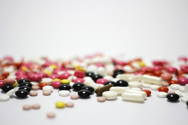 photo de médicaments sous forme de cachets et de gélules