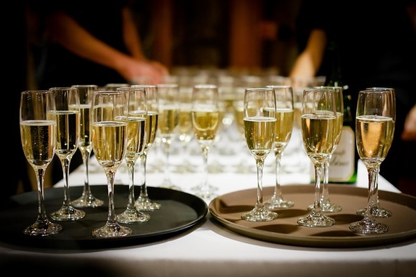 des coupes de champagnes posées sur un plateau sur une table
