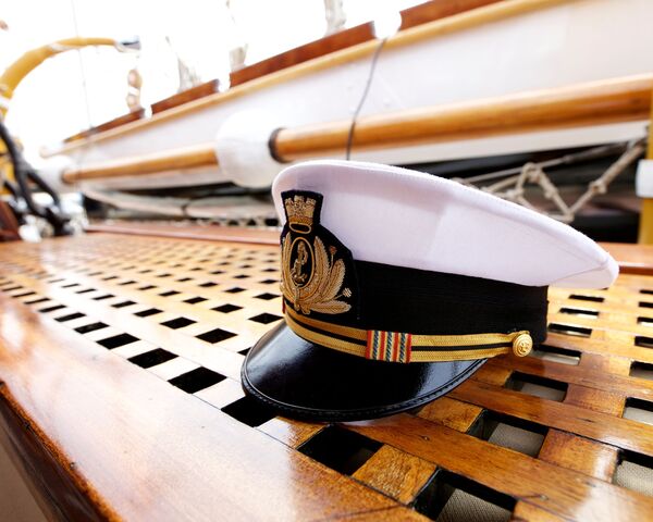 une casquette de capitaine sur le pont d'un voilier