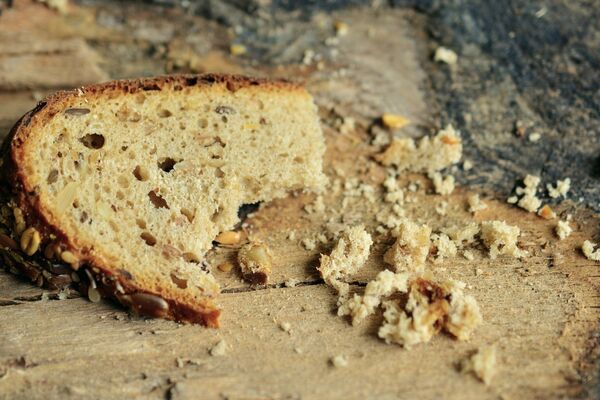 une tranche de pain qui s'émiette