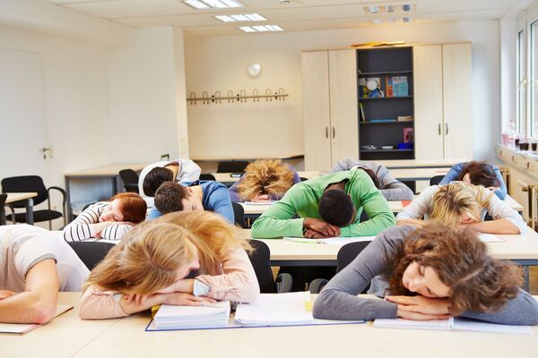 Sommeil des ados et cours à 8h : la maltraitance institutionnelle doit cesser !